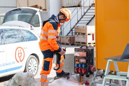 Der Elektrokontrolleur bei der Arbeit